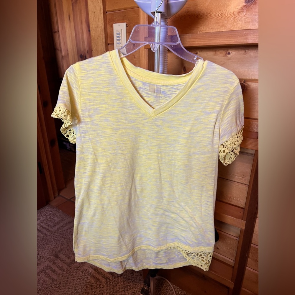 Women’s yellow v-neck tee with floral lace accents size small